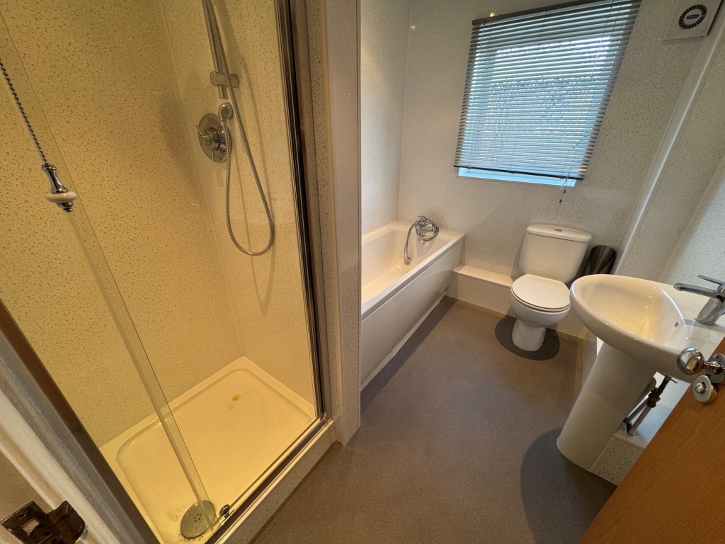 Lot: 15 - TWO-BEDROOM APARTMENT - Shower room